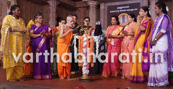 ತ್ಯಾಗ, ಪ್ರೀತಿ, ಸೇವಾ ಮನೋಭಾವನೆ ಸ್ತ್ರೀಯರಲ್ಲಿ ಹೆಚ್ಚು: ಪೇಜಾವರ ಶ್ರೀ